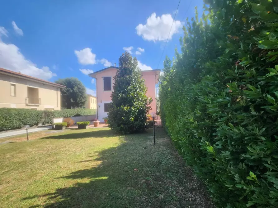 Immagine 43 di Villa in vendita  a Lucca