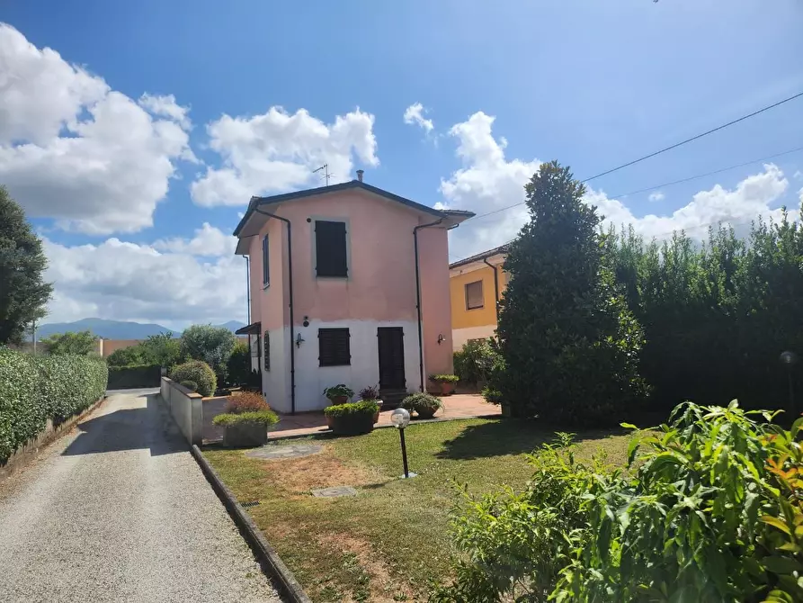 Immagine 4 di Villa in vendita  a Lucca