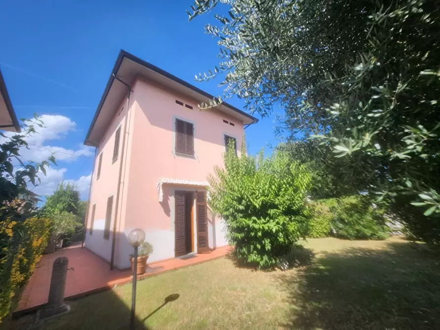 Immagine 39 di Villa in vendita  a Lucca