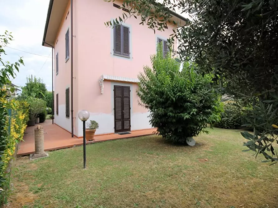 Immagine 5 di Villa in vendita  a Lucca