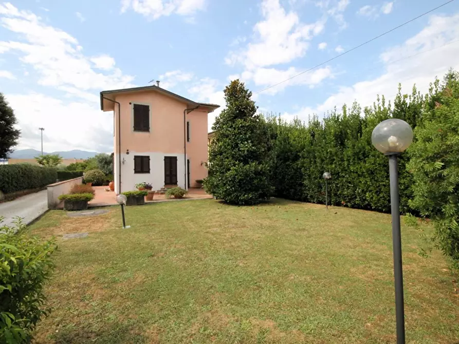 Immagine 2 di Villa in vendita  a Lucca