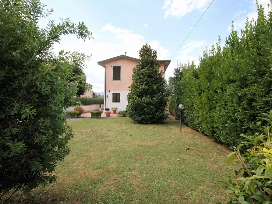 Immagine 3 di Villa in vendita  a Lucca