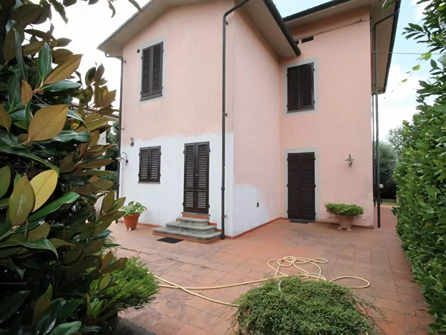 Immagine 4 di Villa in vendita  a Lucca
