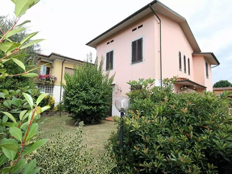 Immagine 6 di Villa in vendita  a Lucca