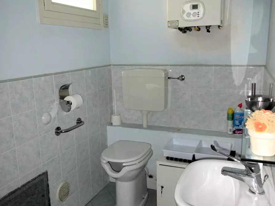 Immagine 9 di Locale commerciale in vendita  a Empoli