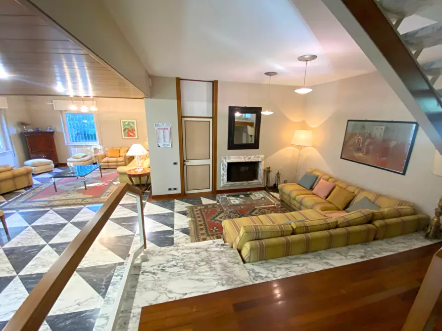 Immagine 7 di Villa in vendita  a Massa