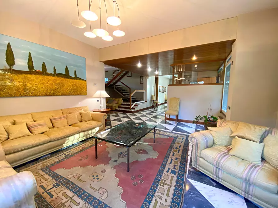 Immagine 10 di Villa in vendita  a Massa