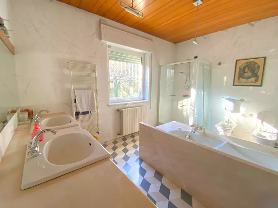 Immagine 15 di Villa in vendita  a Massa