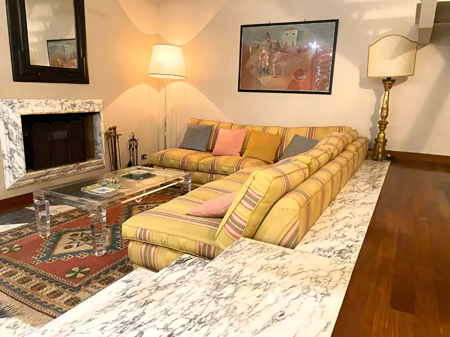 Immagine 8 di Villa in vendita  a Massa