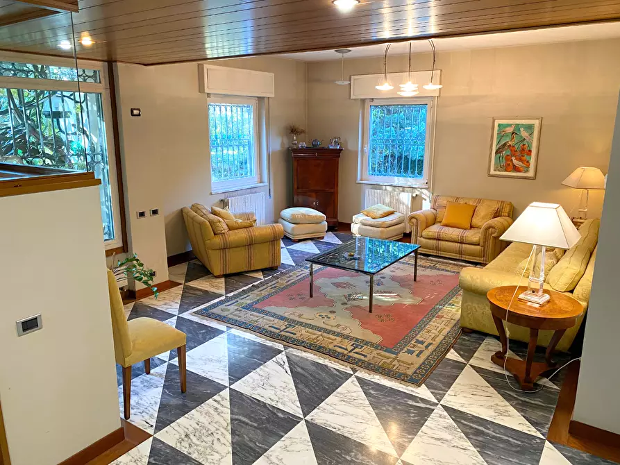 Immagine 9 di Villa in vendita  a Massa