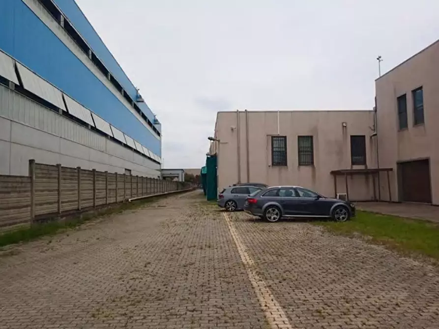 Immagine 2 di Capannone industriale in vendita  a Villasanta