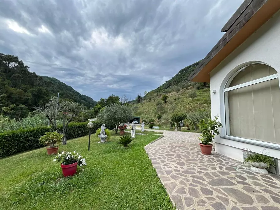 Immagine 2 di Villa in vendita  a Massa