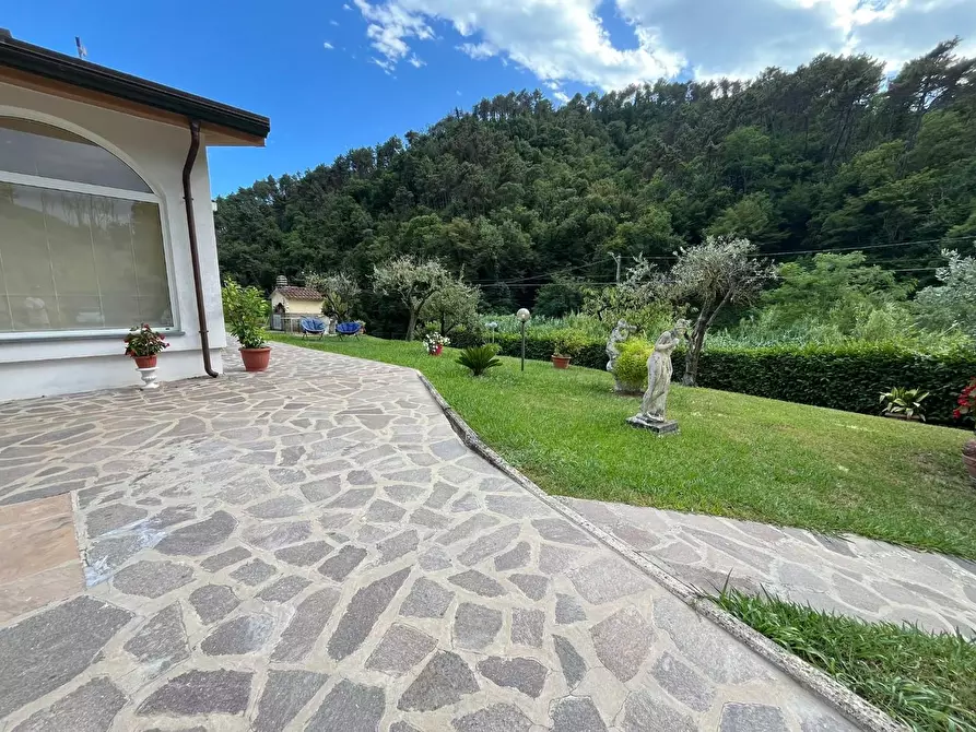Immagine 27 di Villa in vendita  a Massa