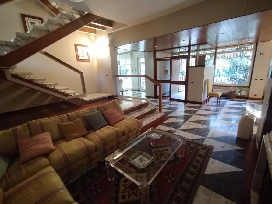 Immagine 31 di Villa in vendita  a Massa