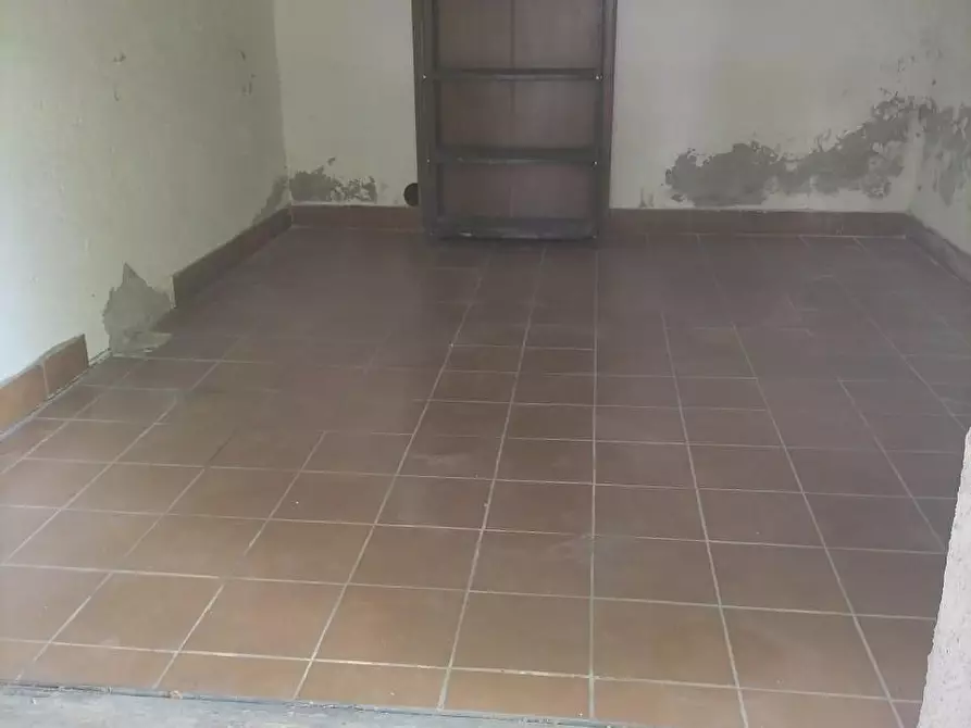 Immagine 1 di Locale commerciale in affitto  a Pisa