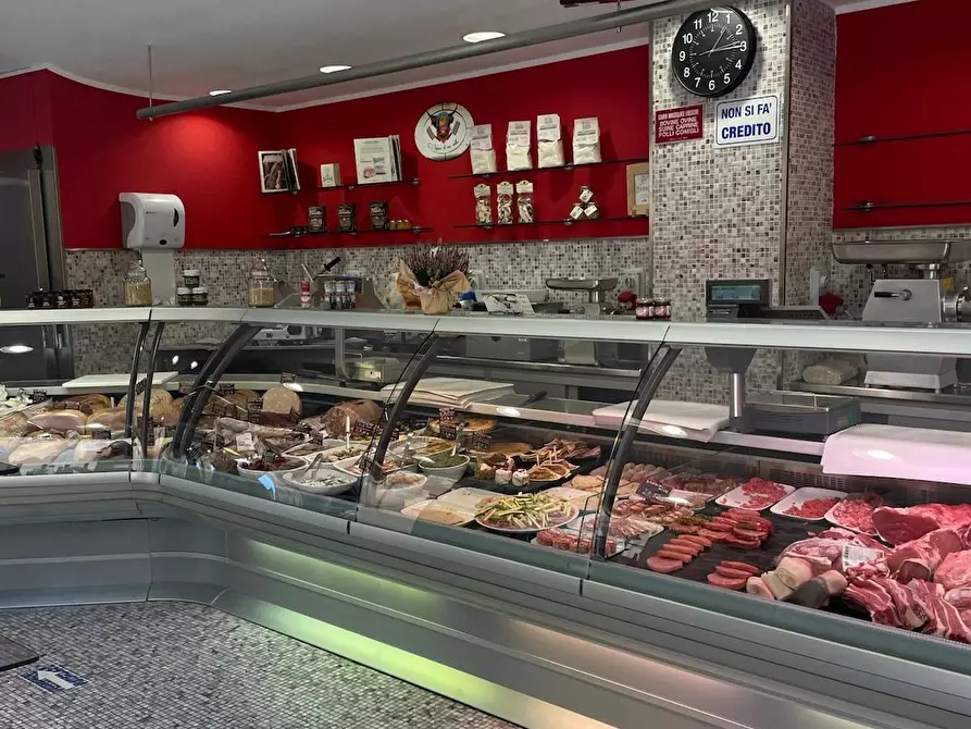 Immagine 5 di Locale commerciale in vendita  a Carrara