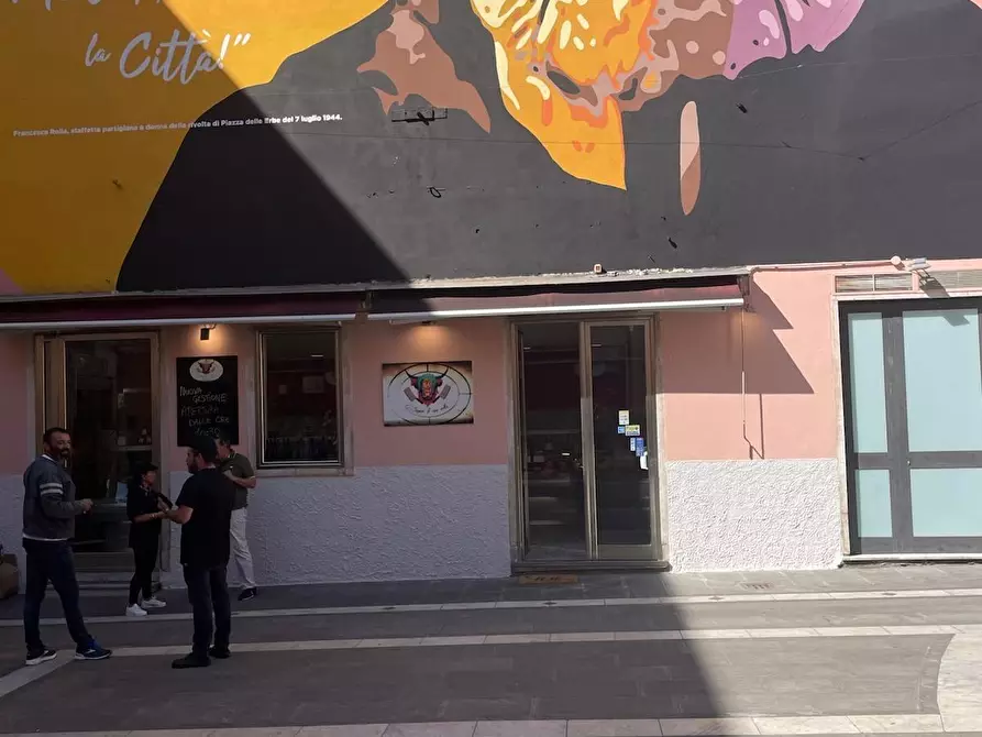 Immagine 4 di Locale commerciale in vendita  a Carrara