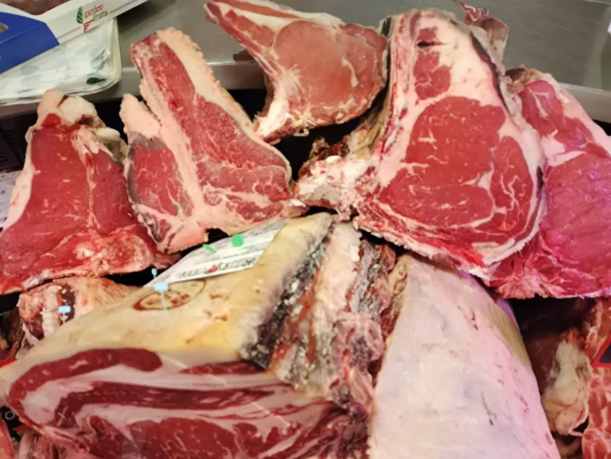 Immagine 2 di Locale commerciale in vendita  a Carrara