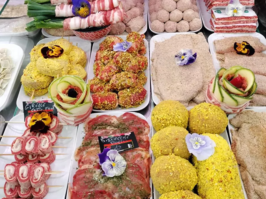 Immagine 3 di Locale commerciale in vendita  a Carrara