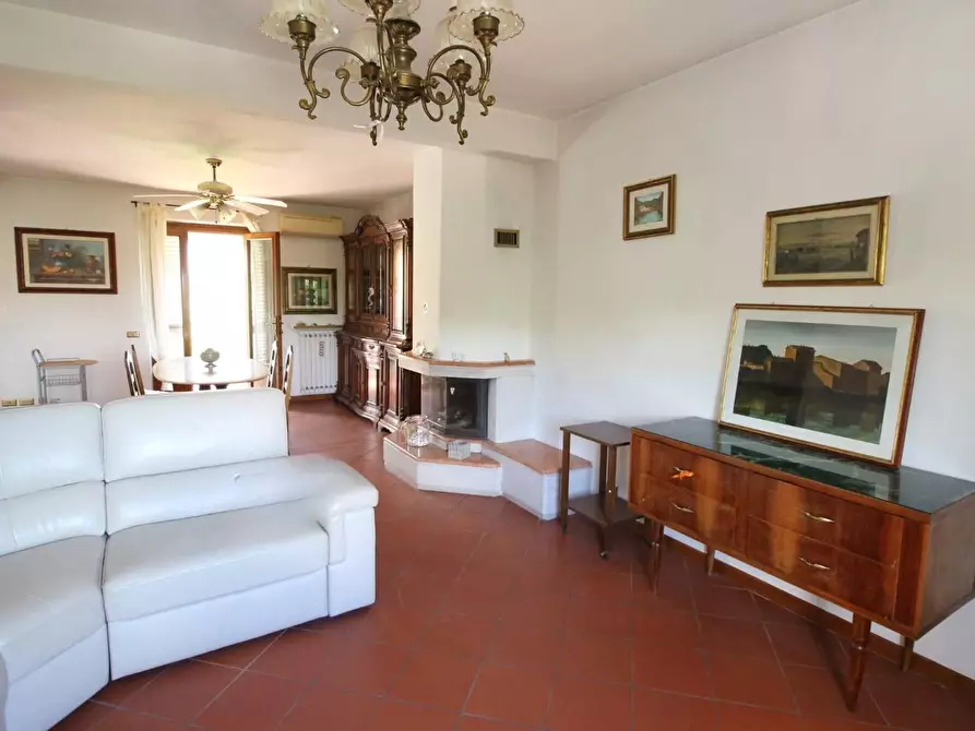 Immagine 1 di Appartamento in vendita  a Lucca