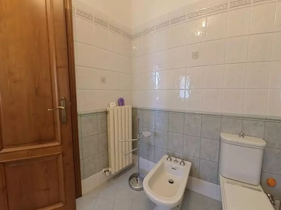 Immagine 9 di Appartamento in vendita  a Lucca