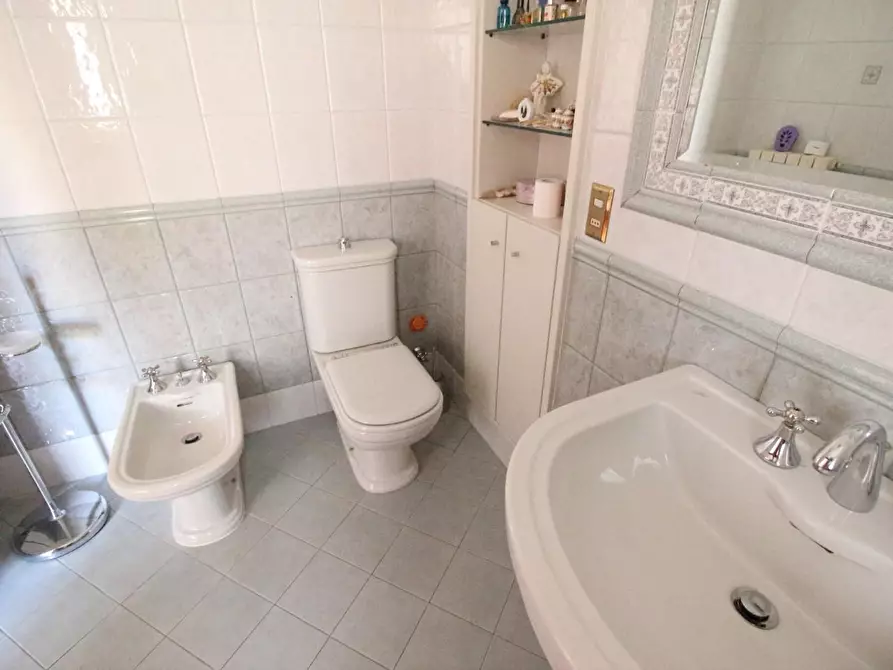 Immagine 8 di Appartamento in vendita  a Lucca