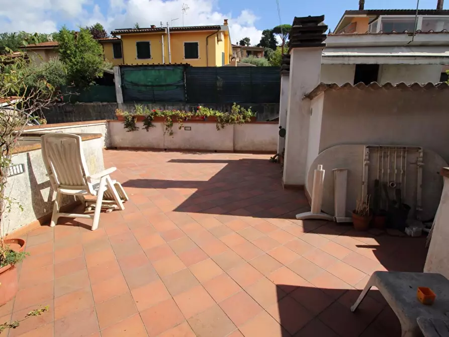 Immagine 13 di Appartamento in vendita  a Lucca