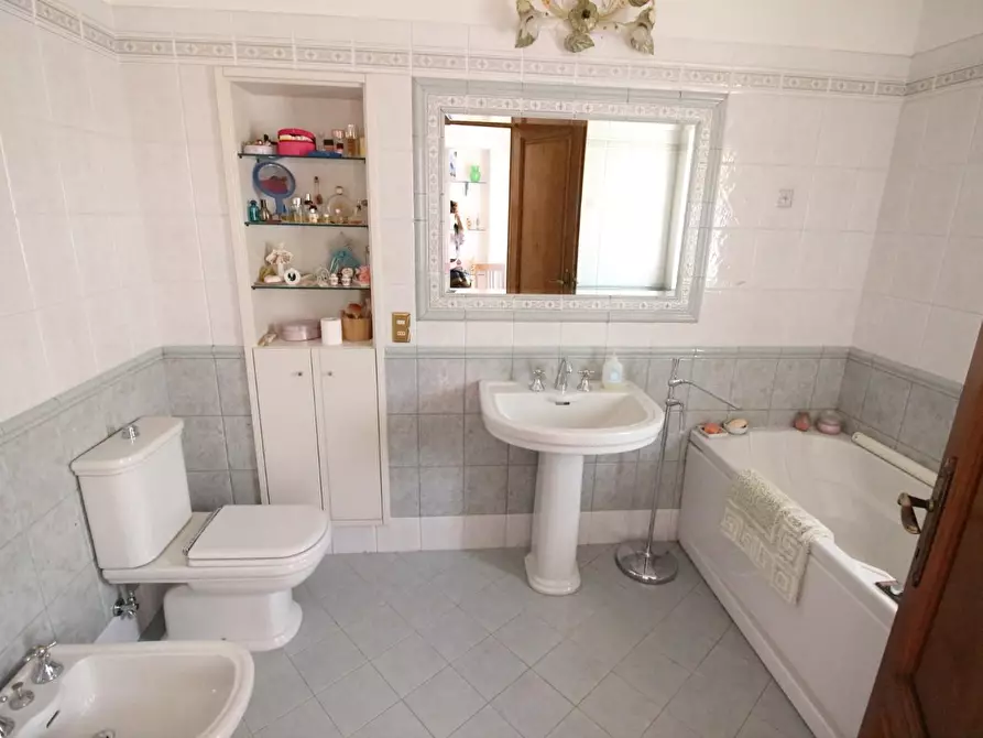 Immagine 42 di Appartamento in vendita  a Lucca