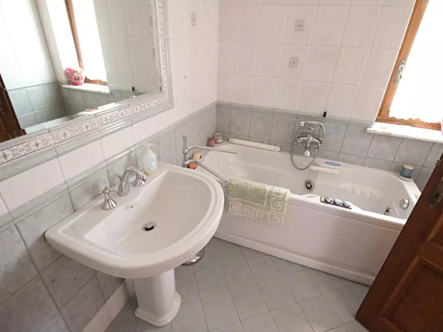 Immagine 7 di Appartamento in vendita  a Lucca