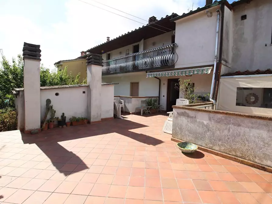 Immagine 15 di Appartamento in vendita  a Lucca