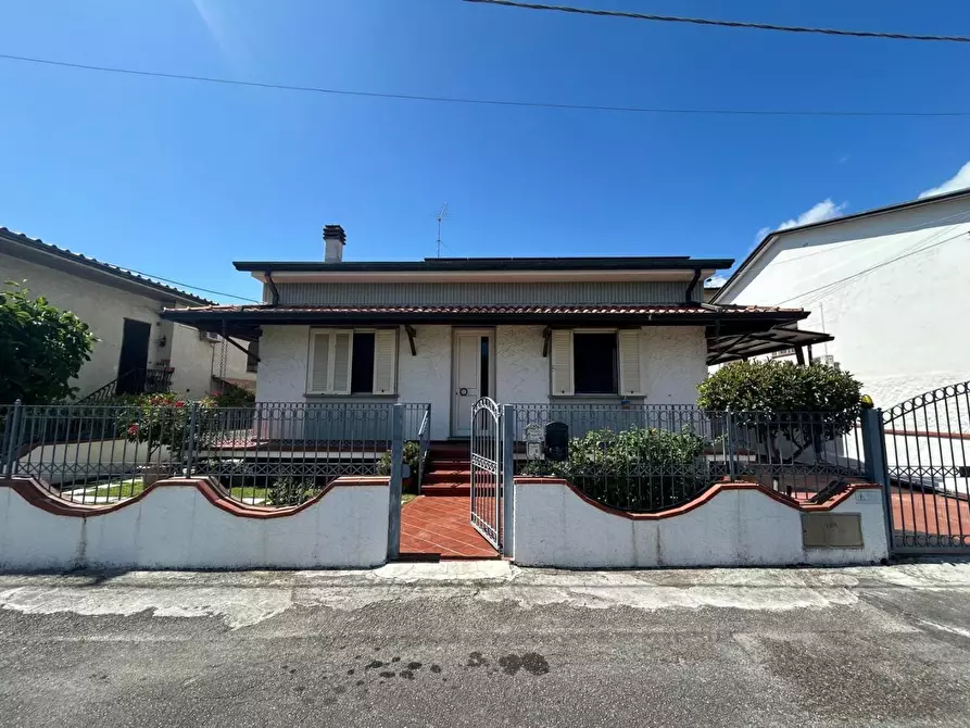 Immagine 6 di Villa in vendita  a Camaiore