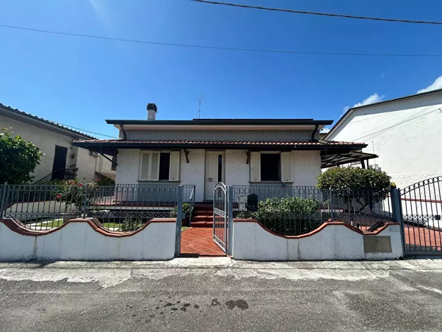 Immagine 4 di Villa in vendita  a Camaiore