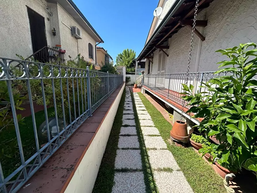 Immagine 2 di Villa in vendita  a Camaiore