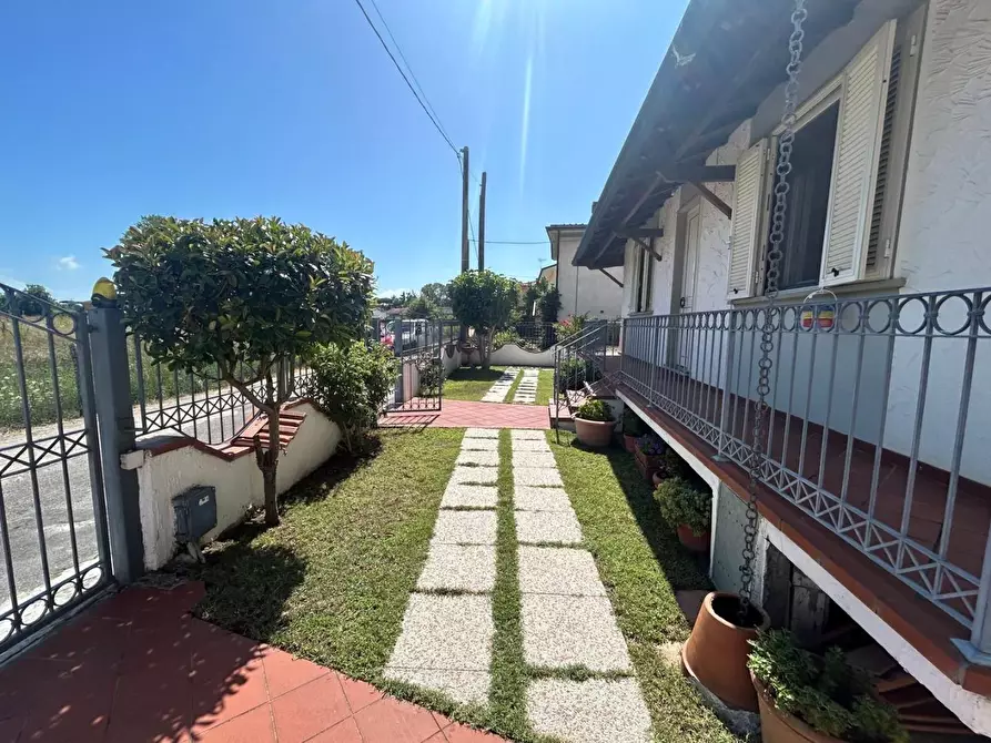 Immagine 5 di Villa in vendita  a Camaiore