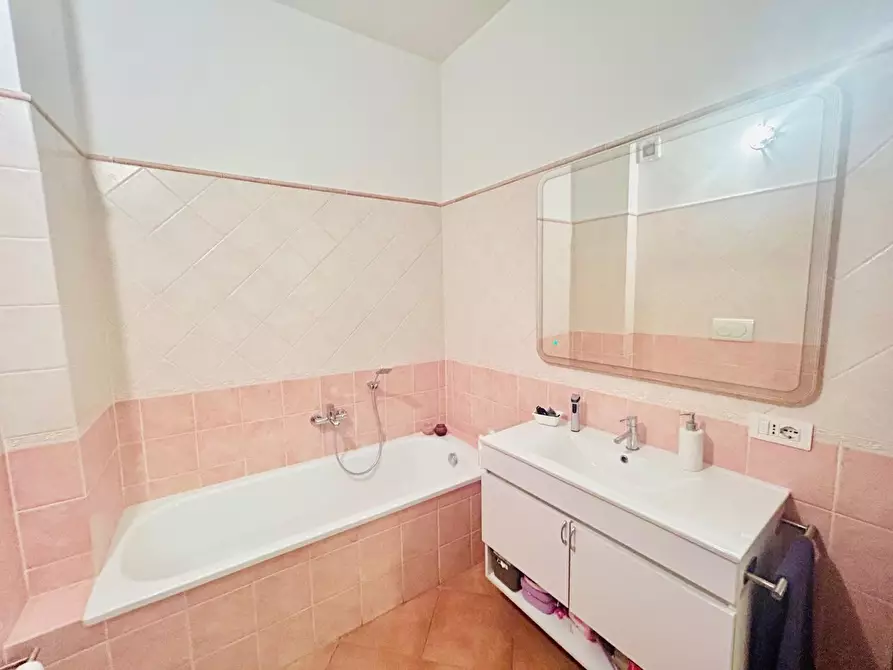 Immagine 13 di Appartamento in vendita  a Lastra A Signa