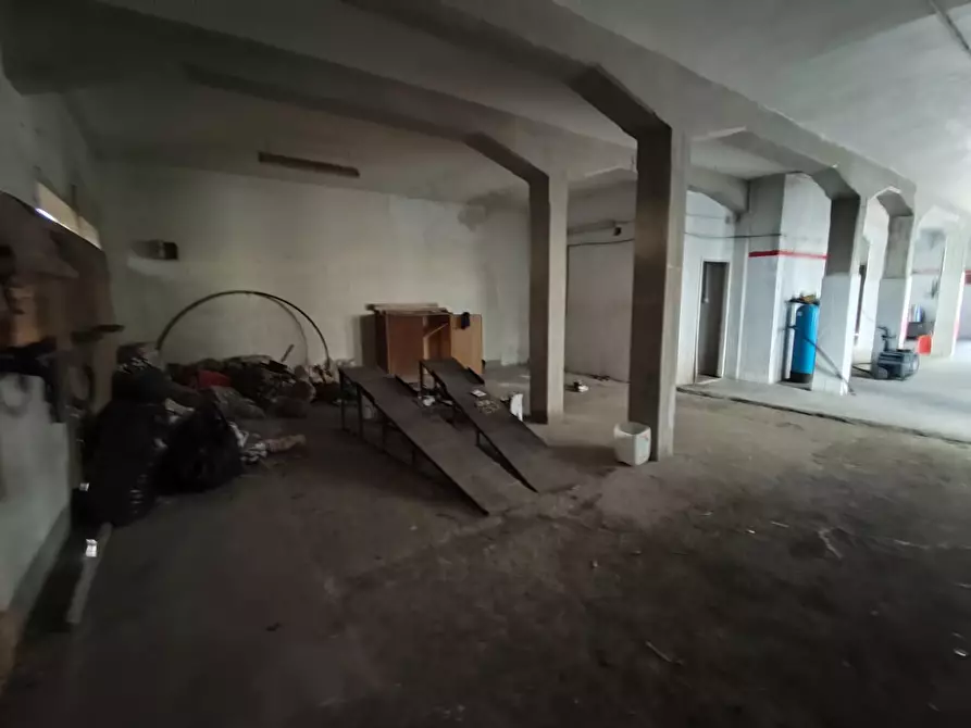 Immagine 11 di Magazzino in vendita  a Lucca