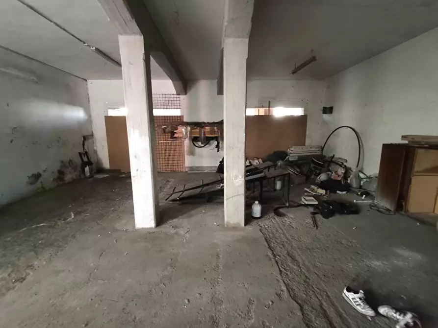 Immagine 9 di Magazzino in vendita  a Lucca