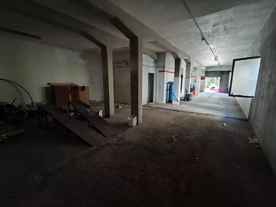 Immagine 10 di Magazzino in vendita  a Lucca