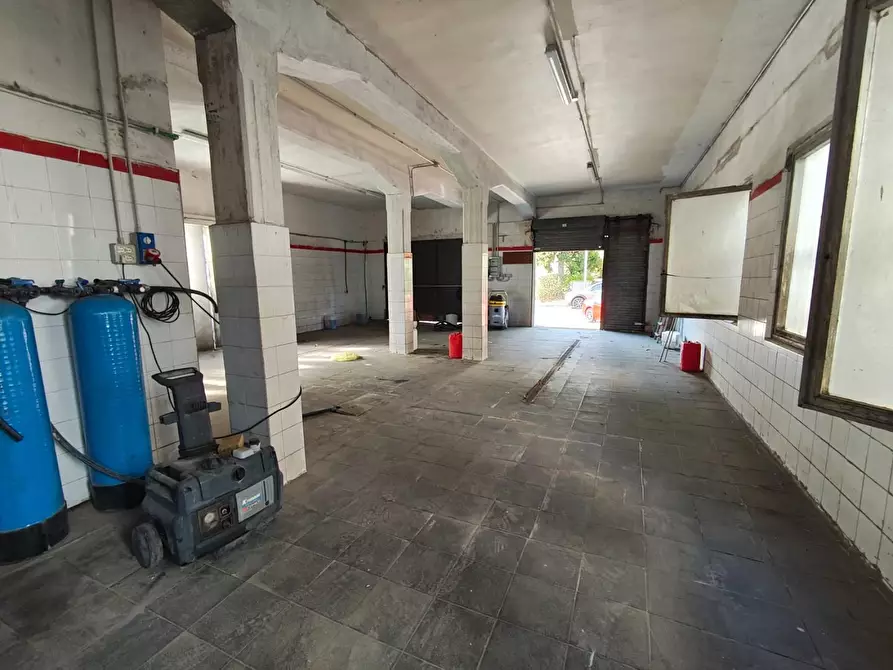 Immagine 6 di Magazzino in vendita  a Lucca