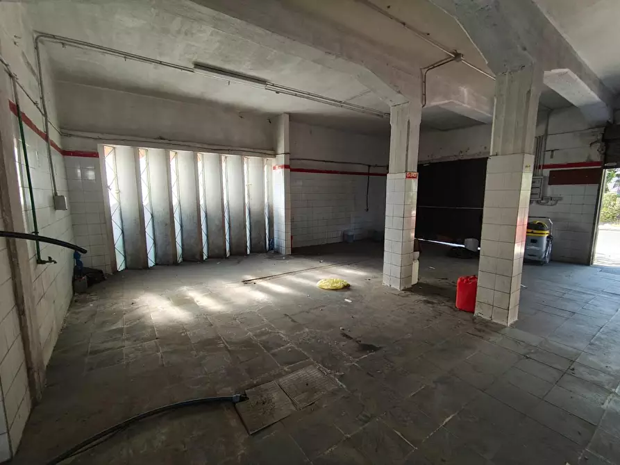 Immagine 12 di Magazzino in vendita  a Lucca