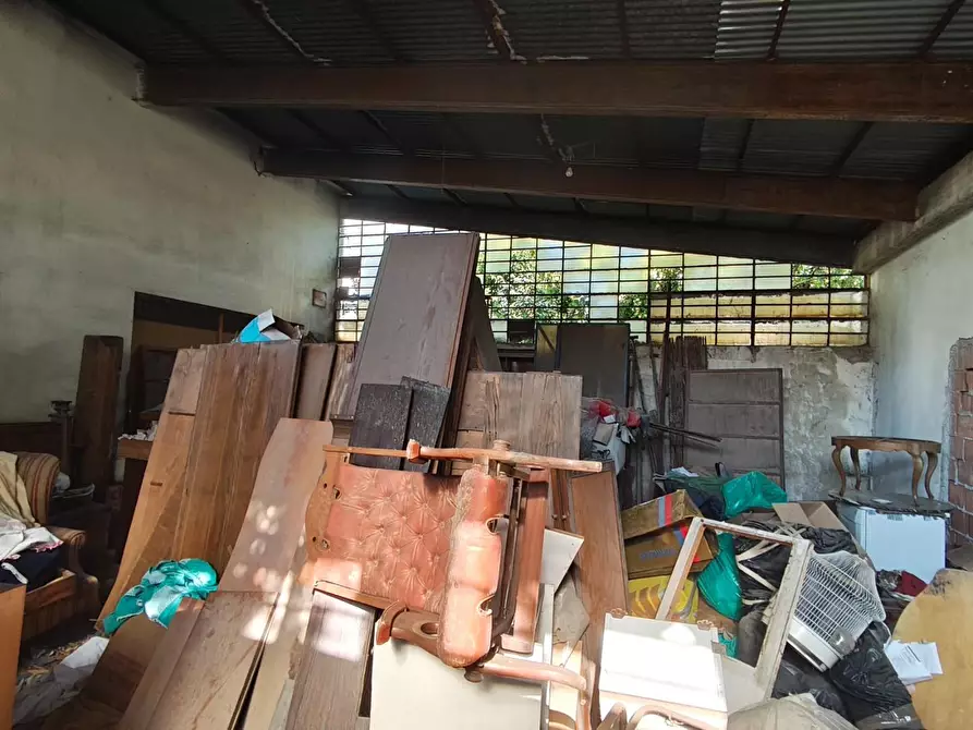 Immagine 15 di Magazzino in vendita  a Lucca