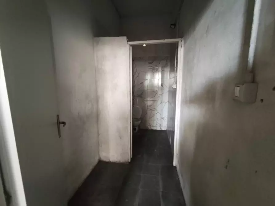 Immagine 7 di Magazzino in vendita  a Lucca