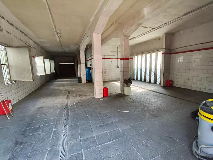 Immagine 2 di Magazzino in vendita  a Lucca