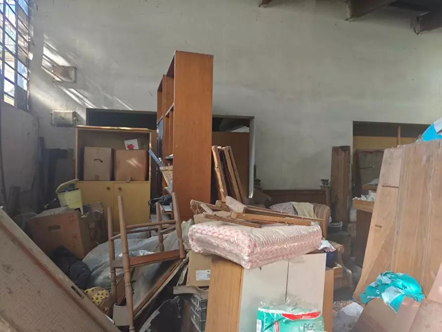 Immagine 14 di Magazzino in vendita  a Lucca