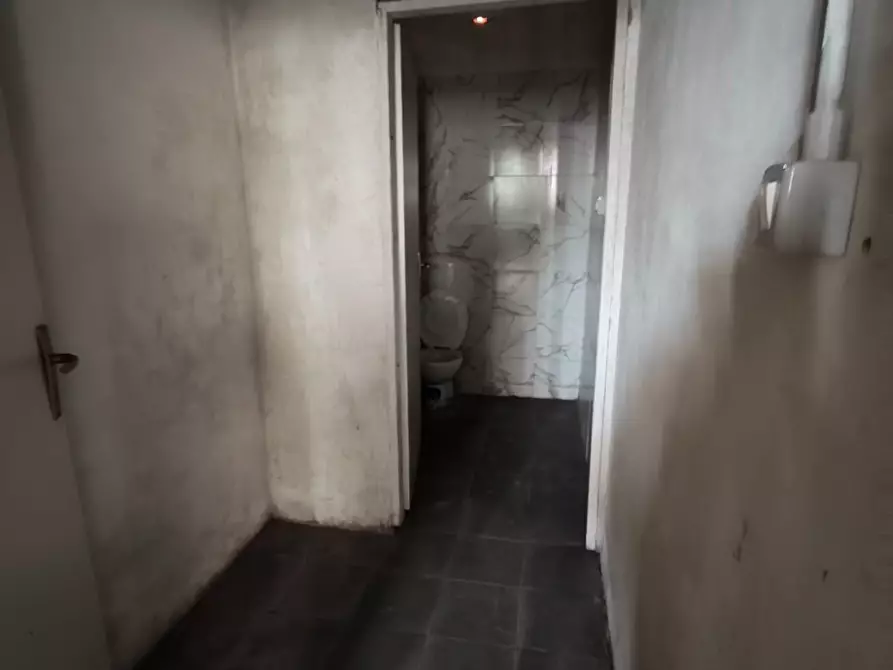 Immagine 8 di Magazzino in vendita  a Lucca