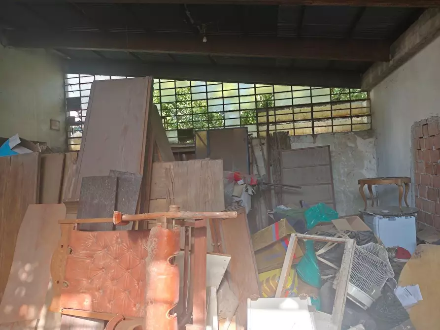 Immagine 13 di Magazzino in vendita  a Lucca