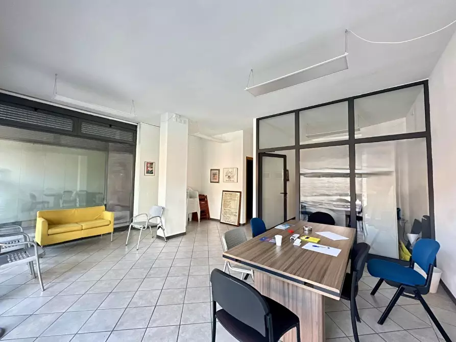 Immagine 9 di Ufficio in vendita  a Lucca