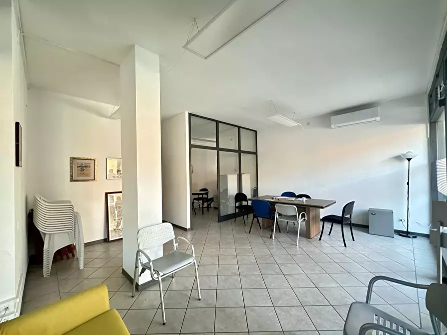 Immagine 3 di Ufficio in vendita  a Lucca