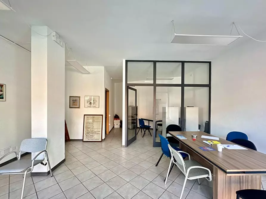 Immagine 2 di Ufficio in vendita  a Lucca