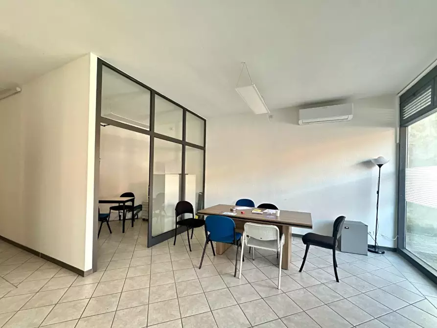 Immagine 4 di Ufficio in vendita  a Lucca